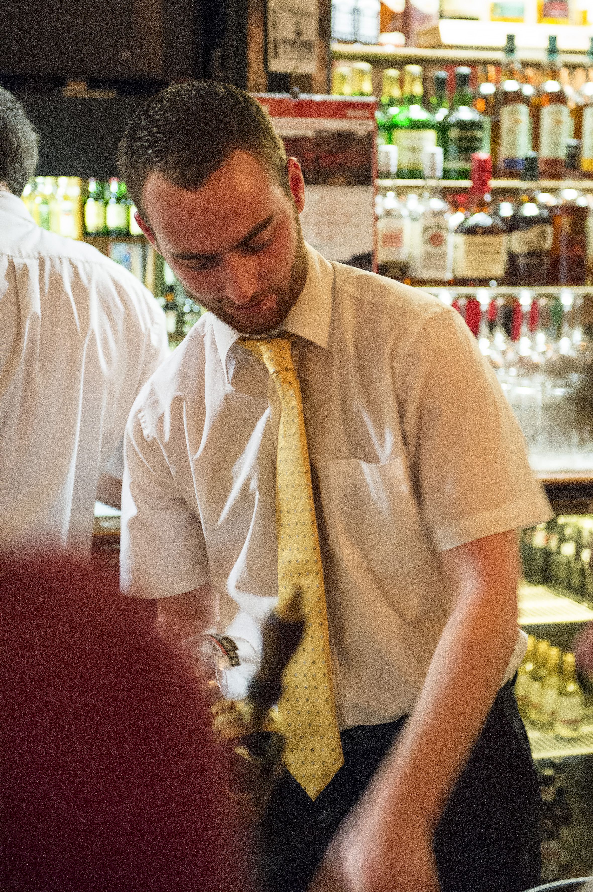 serves breakfast, lunch and dinner