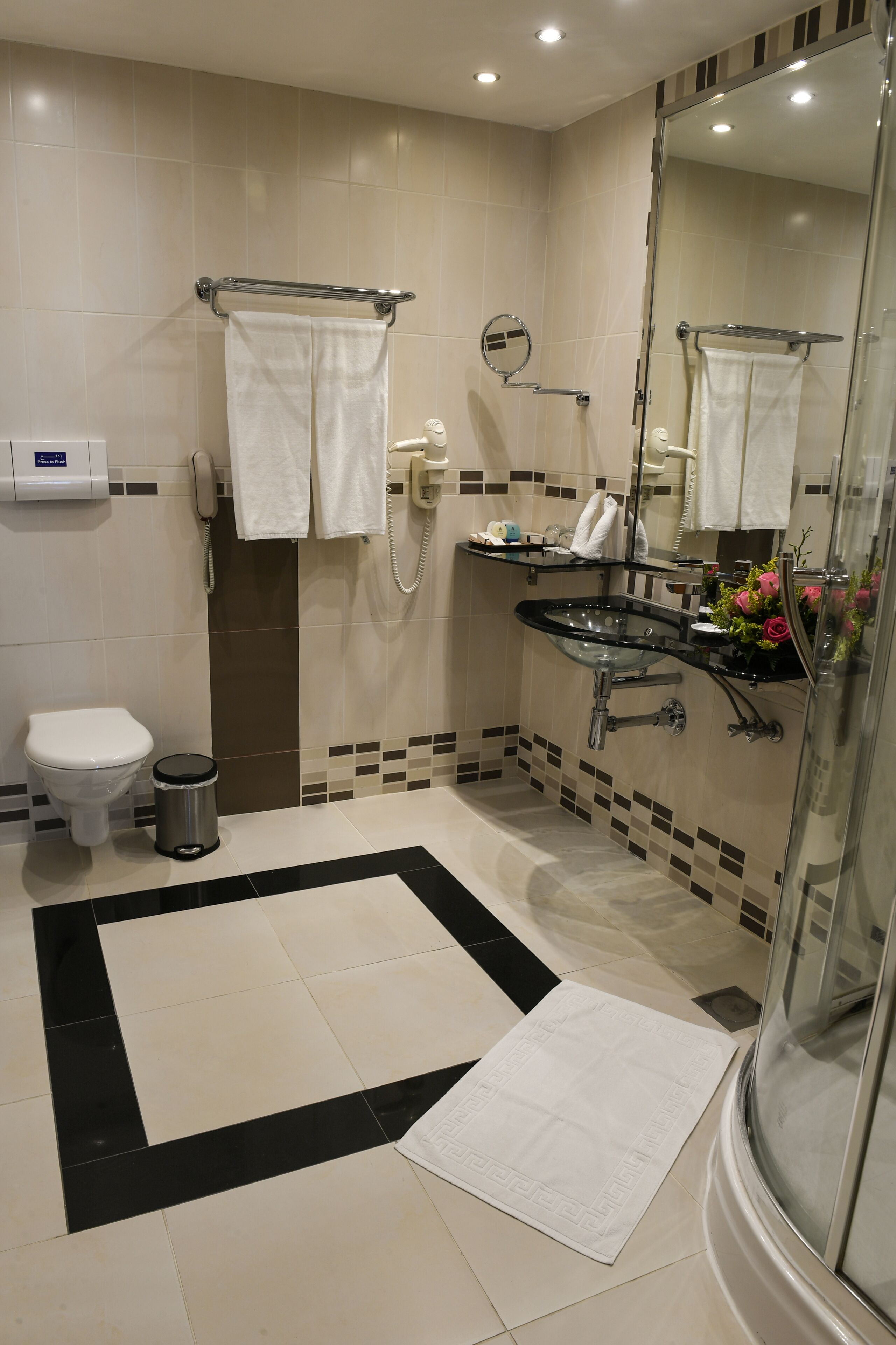 Un bagno moderno con un WC, bidet e cabina doccia in vetro.