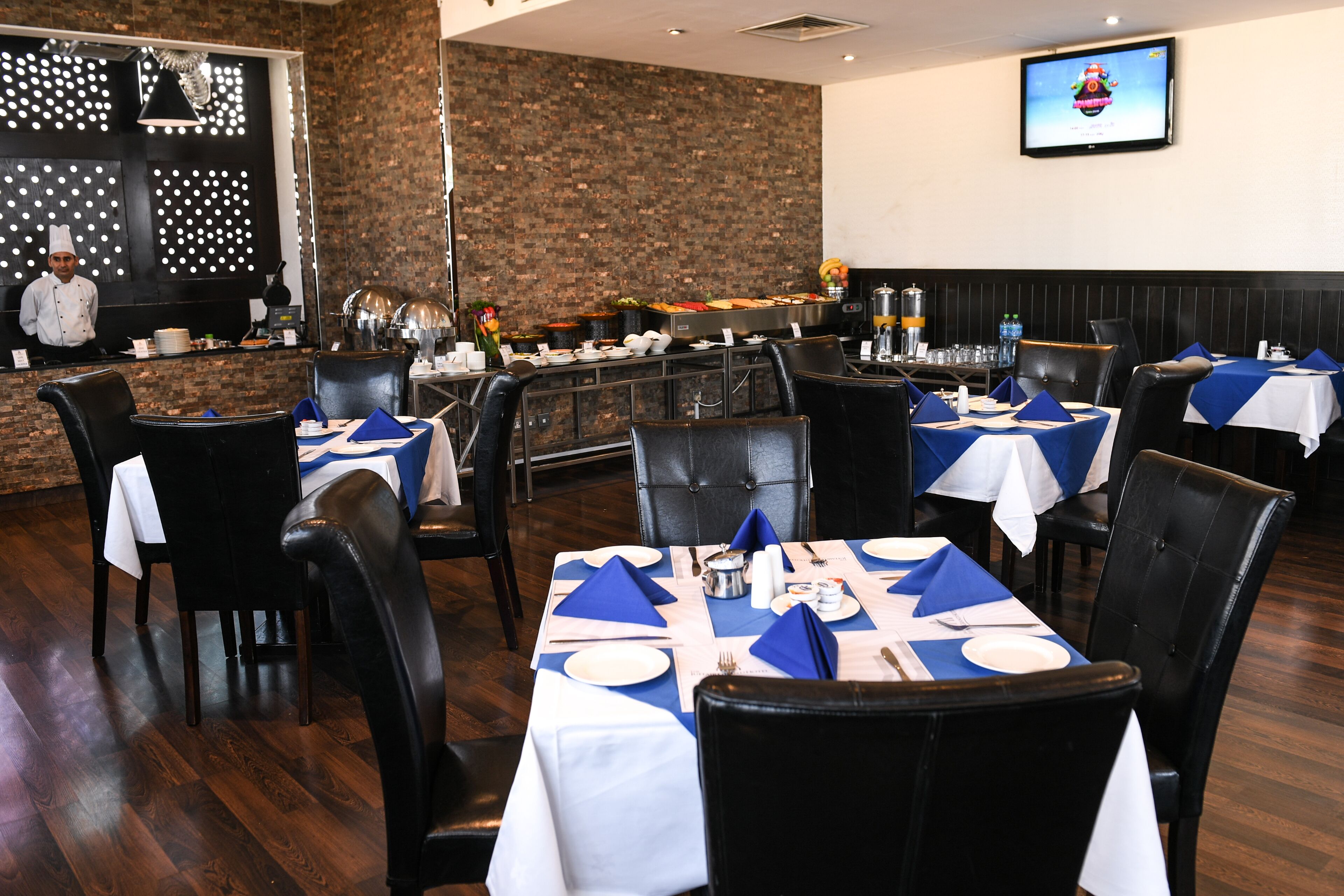 2 restaurantes, se sirve almuerzo 