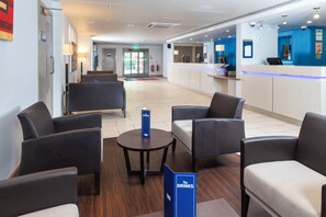 Lobby sitting area - Holiday Inn Express London - Dartford by IHG (Dartford)
