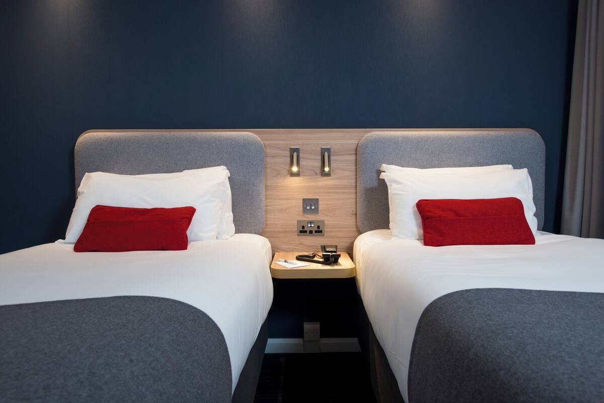 Standard Room, 2 Twin Beds (with Free Hot Breakfast) | Desk, laptop workspace, blackout drapes, iron/ironing board
