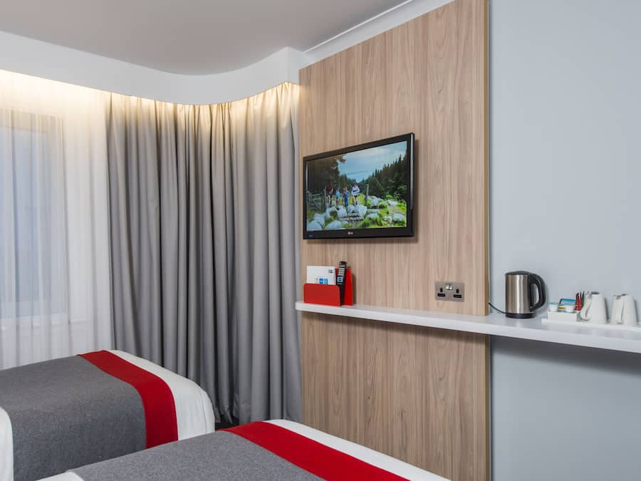 Standard Room, 2 Twin Beds (with Free Hot Breakfast) | Desk, laptop workspace, blackout drapes, iron/ironing board
