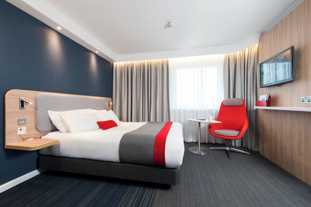 Standard Room, 1 Double Bed, Accessible (with Free Hot Breakfast) | Desk, laptop workspace, blackout drapes, iron/ironing board