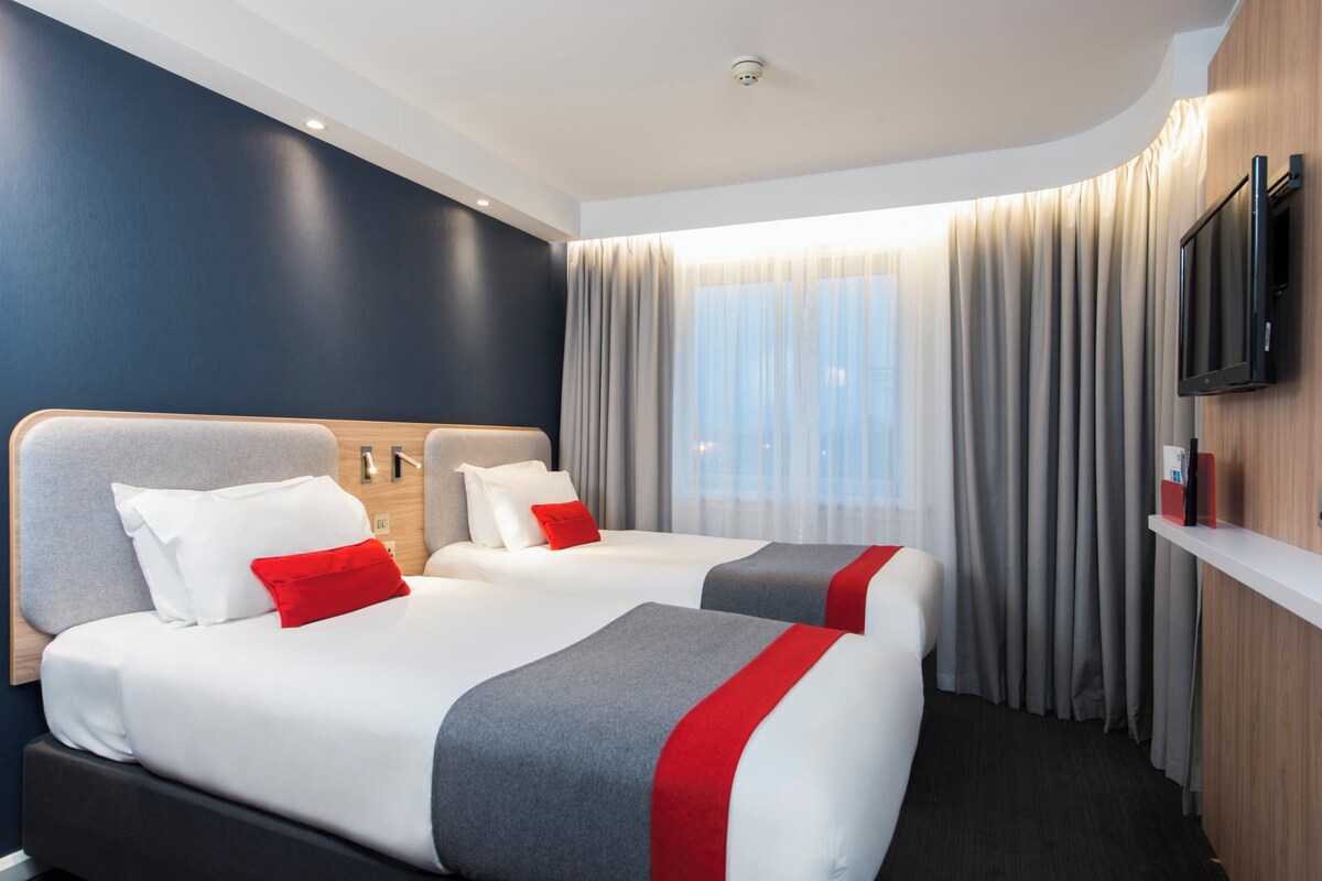Standard Room, 2 Twin Beds (with Free Hot Breakfast) | Desk, laptop workspace, blackout drapes, iron/ironing board