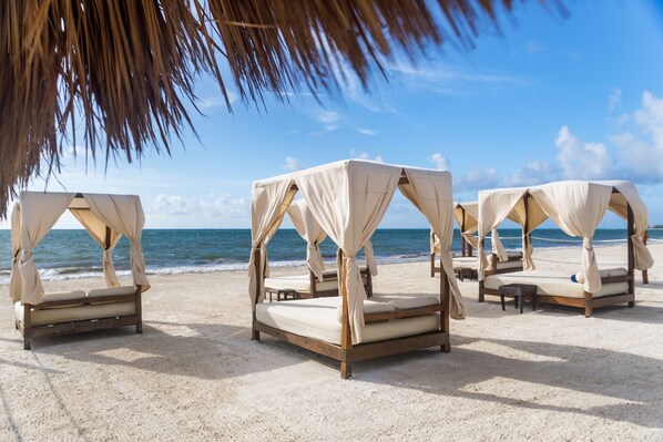 Plage, sable blanc, massages sur la plage
