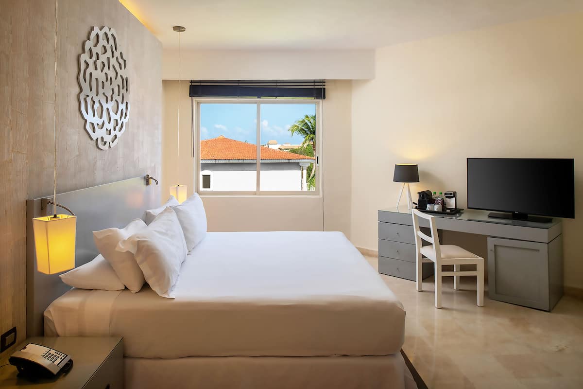 Privilege Romance Suite with Jacuzzi | Minibar, safe på rommet, skrivebord og blendingsgardiner