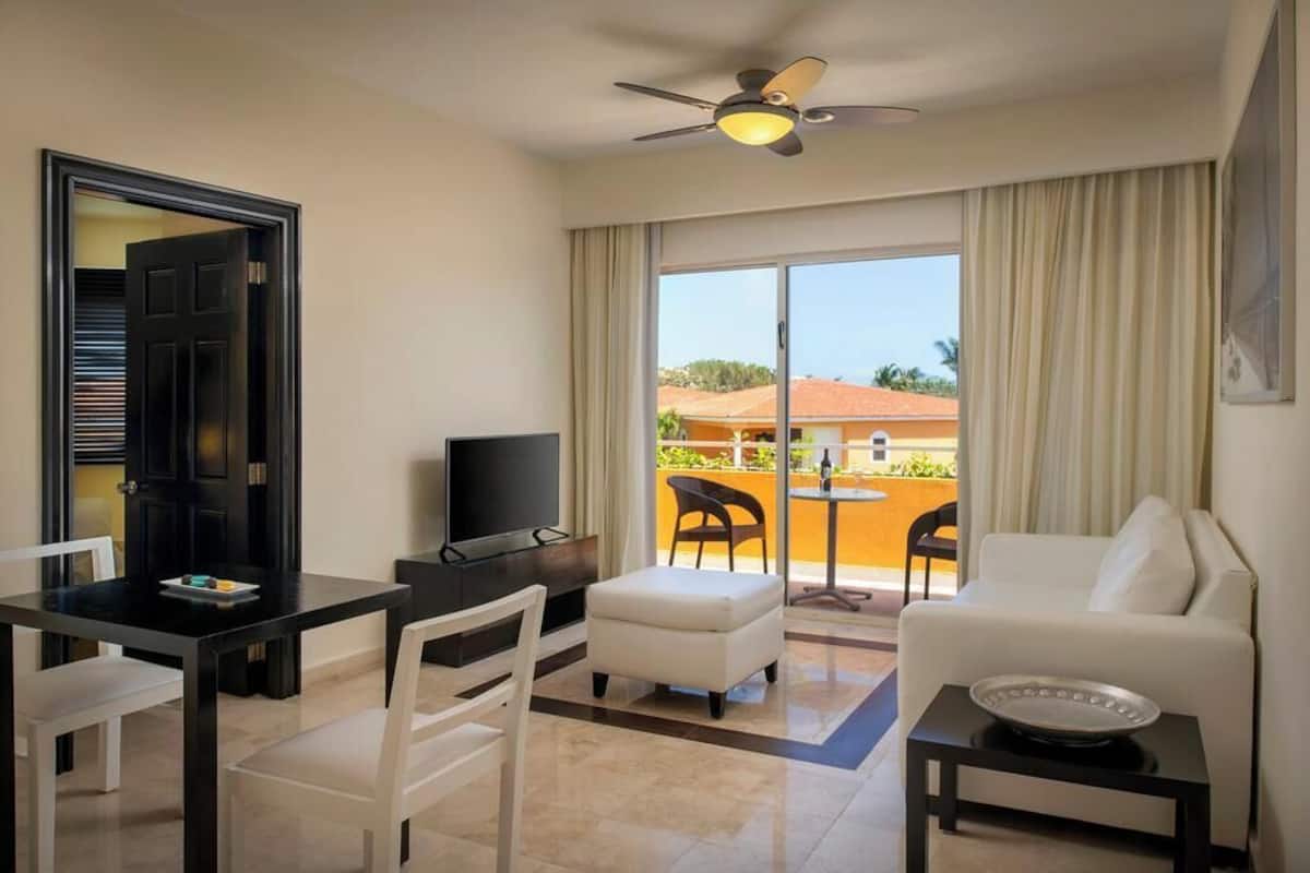 Living area | 32-inch LCD TV with cable channels, TV