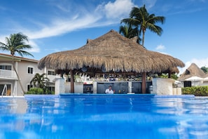 Bar junto a la piscina