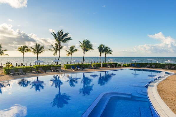 2 piscinas al aire libre, sombrillas