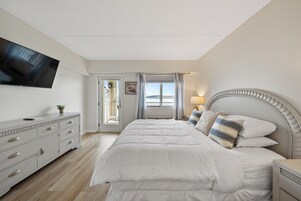 标准房, 1 张特大床和 1 张沙发床, 湖畔 | 1 多间卧室、高档床上用品、加厚床垫、笔记本电脑工作区