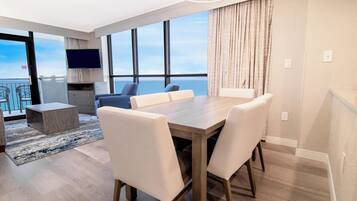 Paradise Oceanfront Deluxe Two Bedroom | Dining room
