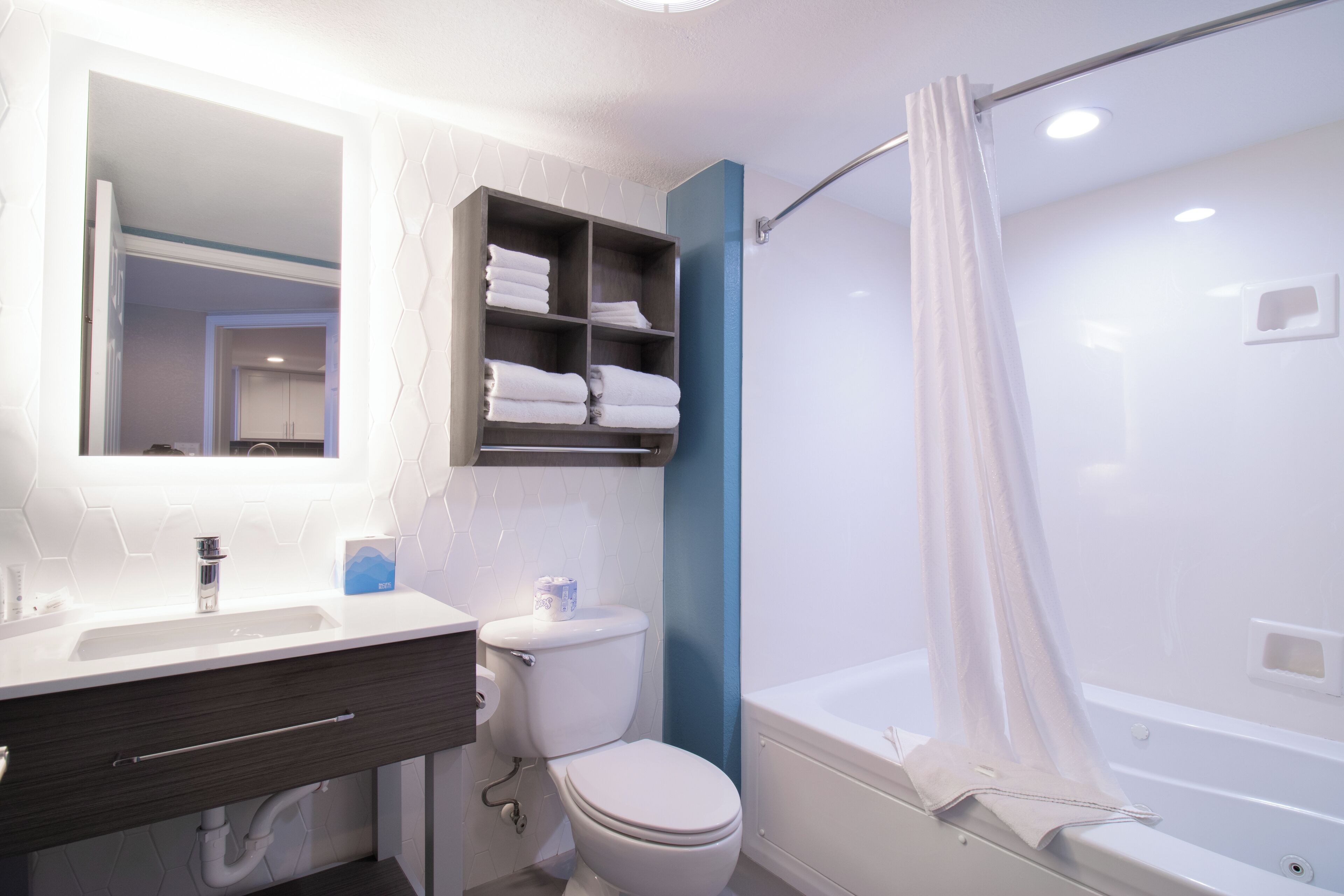 Paradise Oceanfront Deluxe Three Bedroom Condo 2K2Q | Bathroom | Hair dryer, towels, soap, shampoo