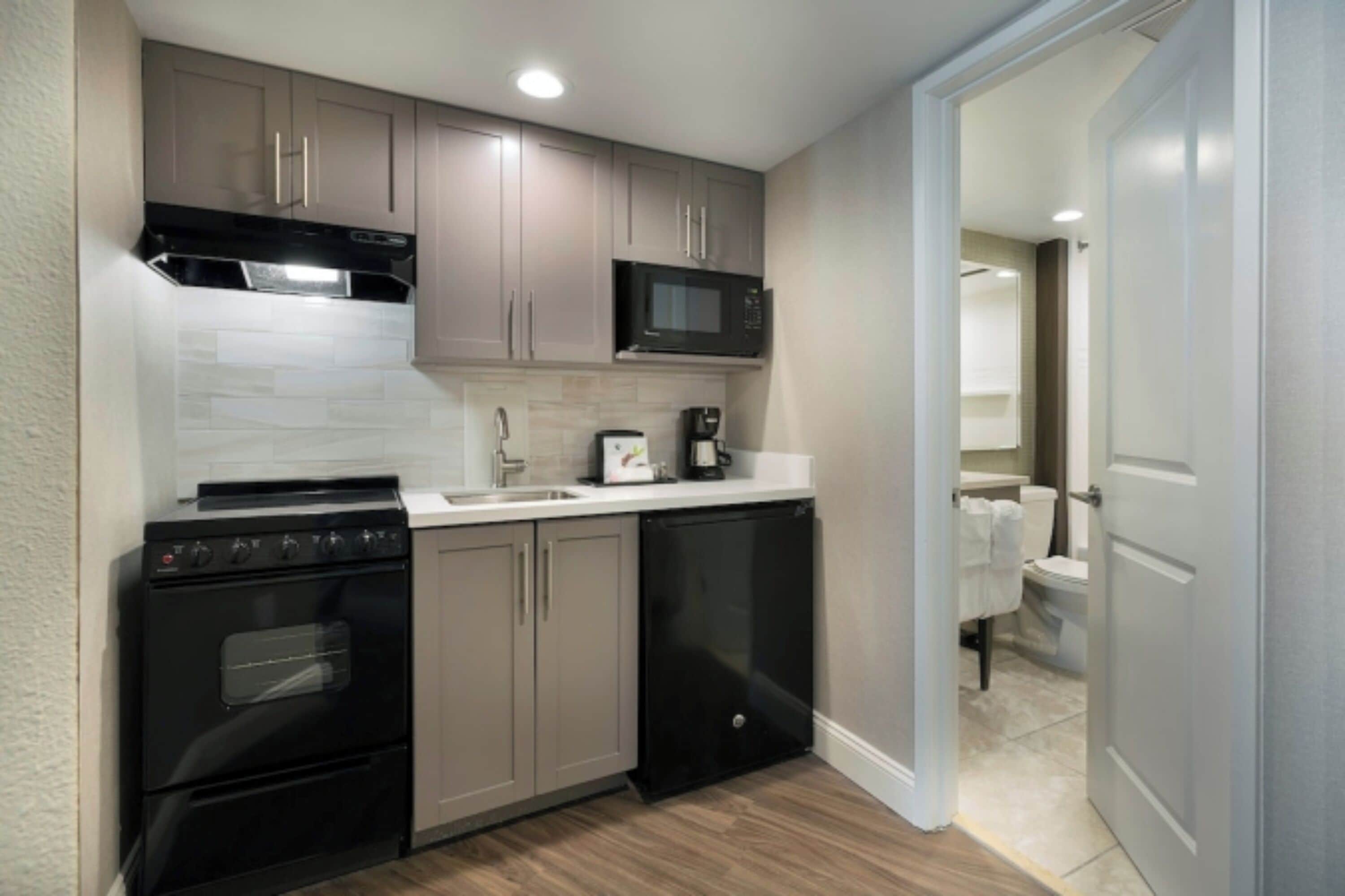 Suite estándar, vista al resort | Cocina privada | Cafetera y tetera y utensilios de cocina 