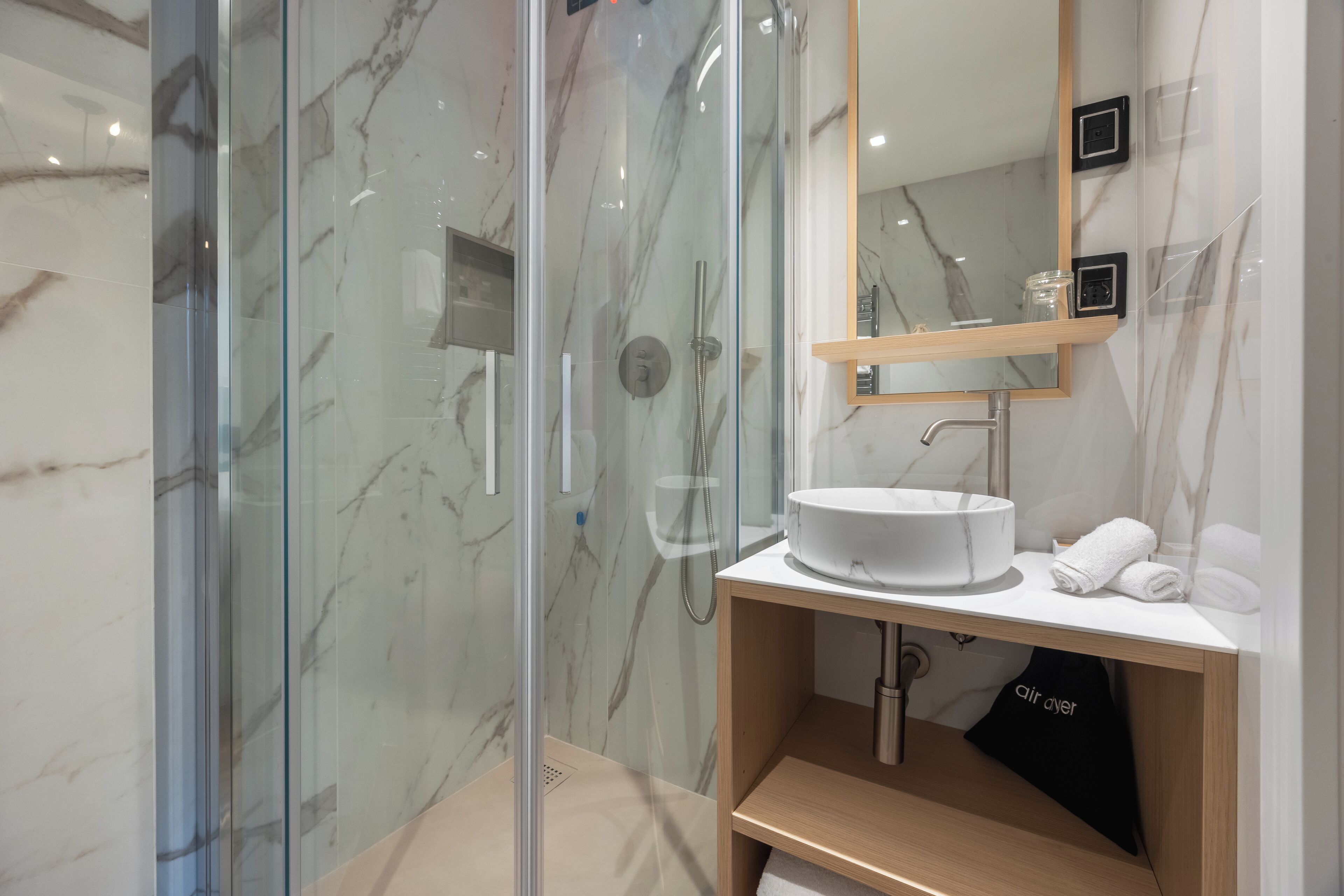 classic room | bathroom | free toiletries, hair dryer, slippers, towels