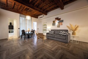 Appartement, dans les dépendances (stair access only) | Coin séjour | Télévision LCD