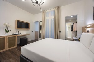 Chambre Triple Deluxe | Literie de qualité supérieure, coffres-forts dans les chambres, bureau