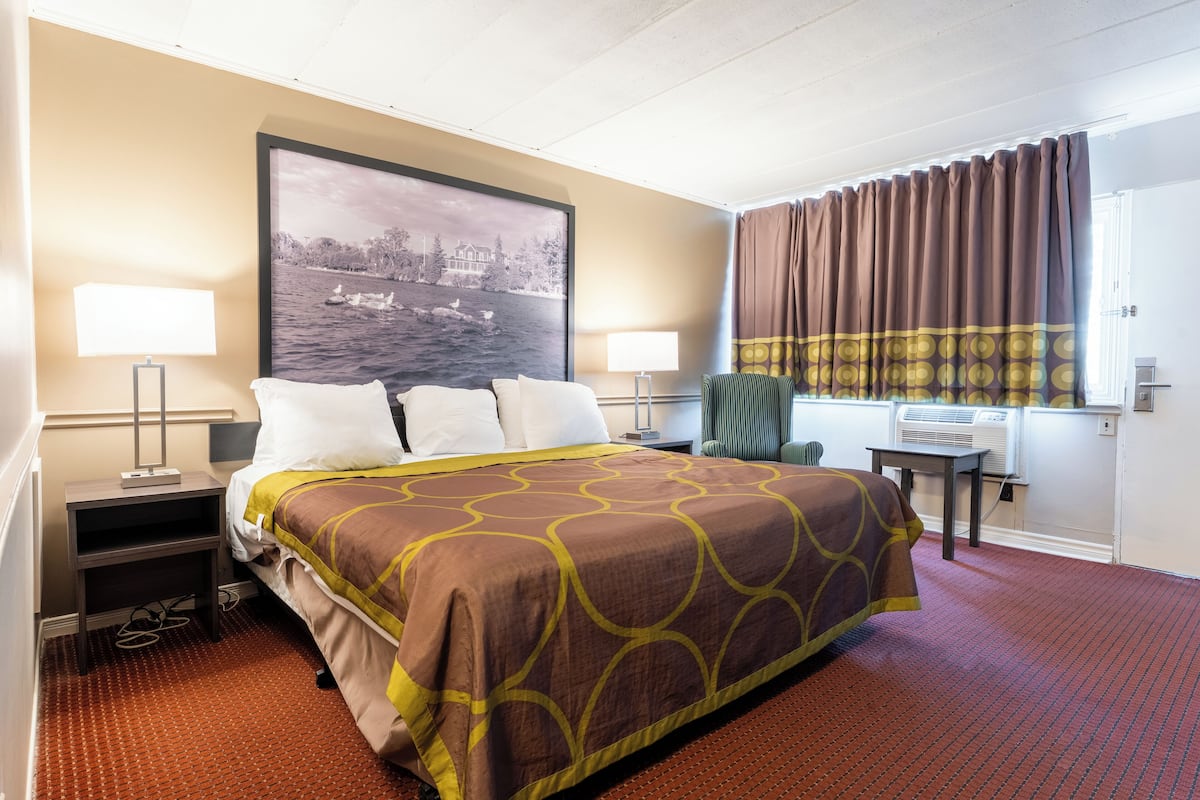 Værelse - 1 kingsize-seng - ikke-ryger (Courtyard View) | Skrivebord, arbejdsområde til bærbare computere, mørklægningsgardiner