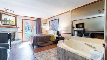 Suíte, 1 cama King, para não fumantes | Escrivaninha, espaço de trabalho para notebook, cortinas blackout