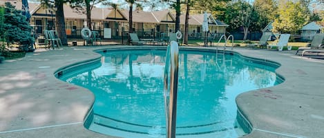 Piscine extérieure en saison