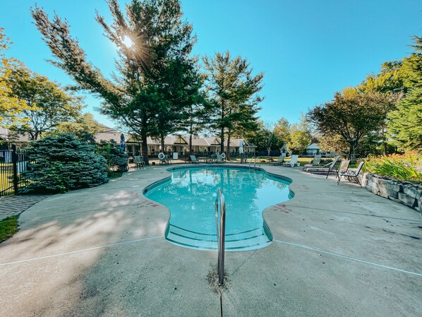 Una piscina al aire libre de temporada