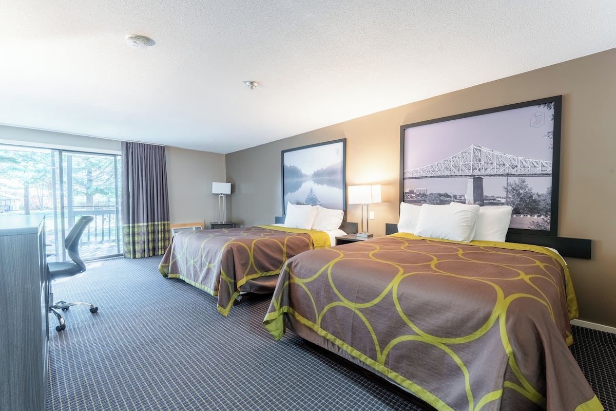 Værelse - 2 queensize-senge - ikke-ryger - udsigt til pool | Skrivebord, arbejdsområde til bærbare computere, mørklægningsgardiner