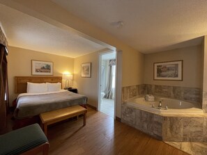 Suite, 1 Queen Bed, Non Smoking (Cottage)