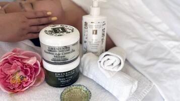 Chăm sóc da mặt, liệu pháp ấn huyệt đạo, dịch vụ massage