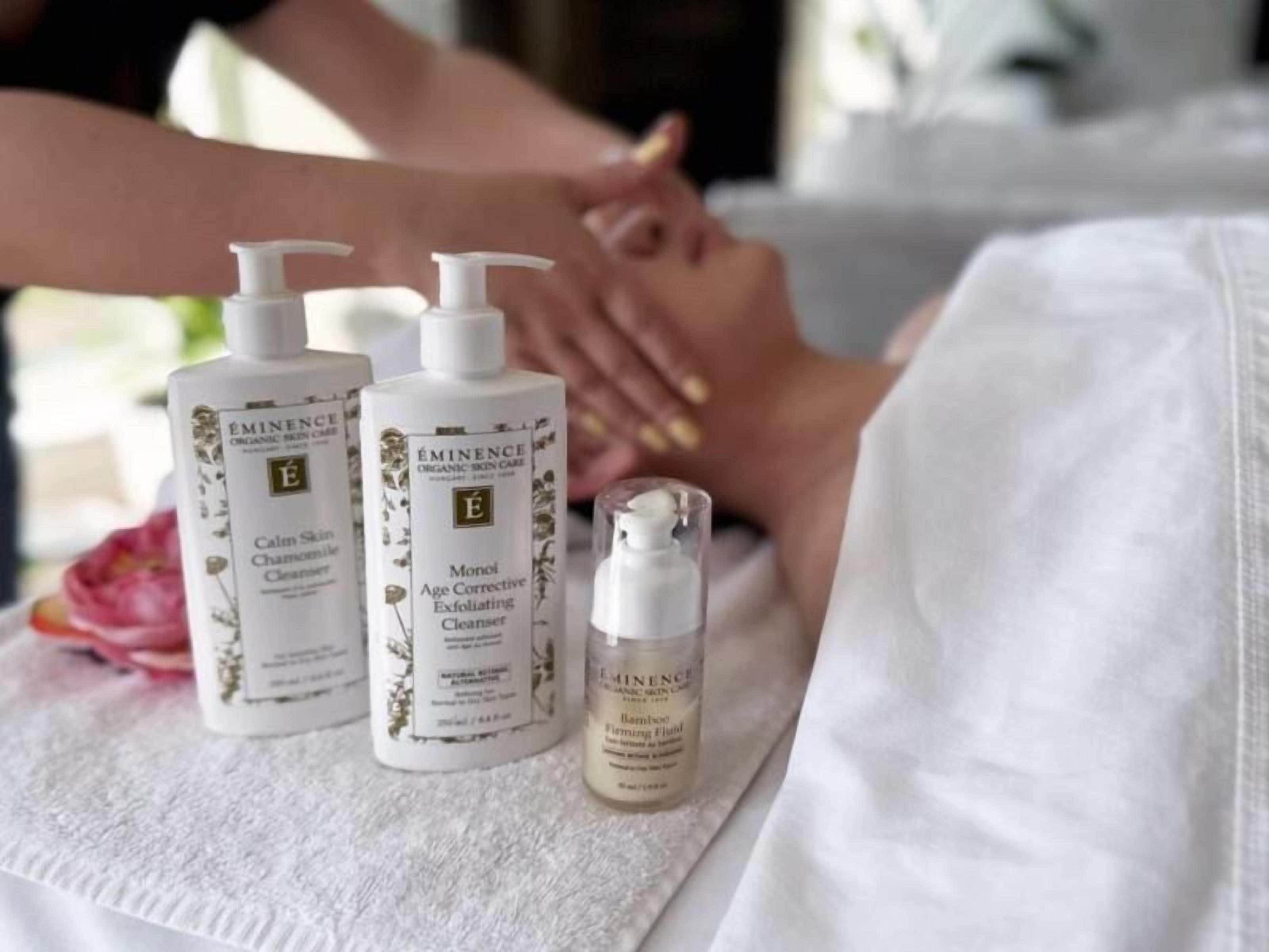 Een omgeving voor een spa behandeling met EMINENCE huidverzorgingsproducten op een handdoek.