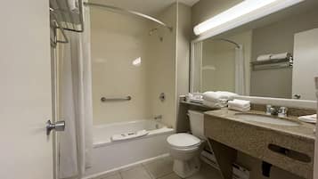 Komfortbadewanne, kostenlose Toilettenartikel, Haartrockner, Bidet