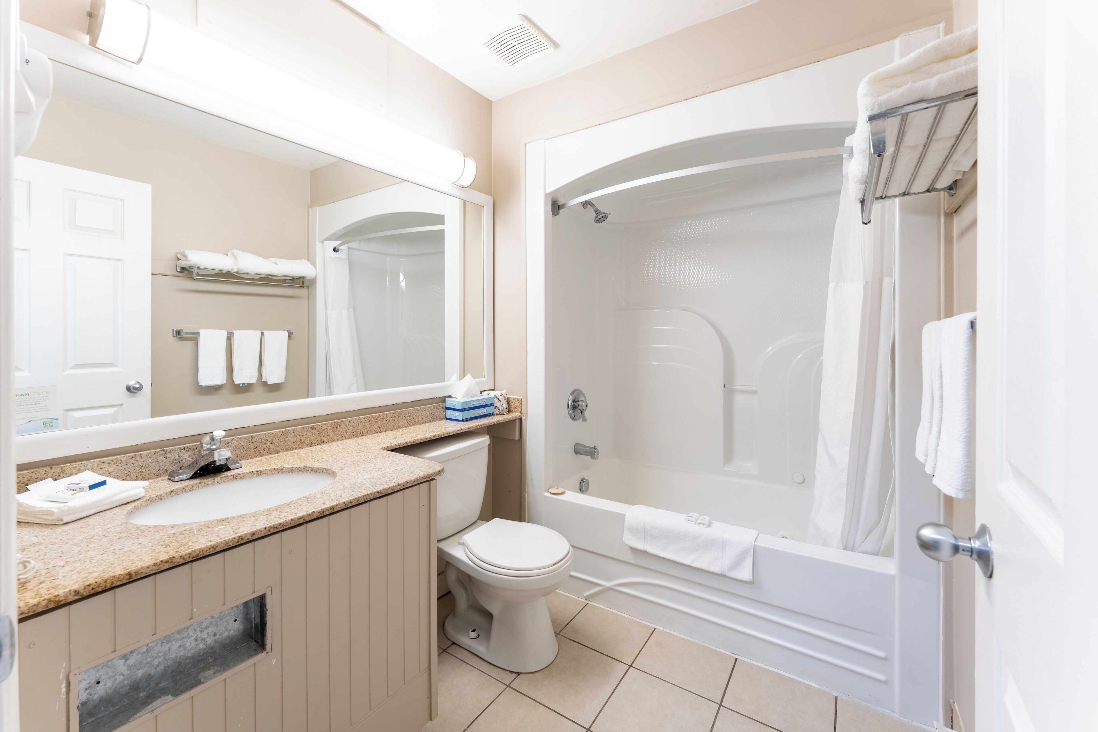 Une salle de bain moderne avec un lavabo, des toilettes et une baignoire.