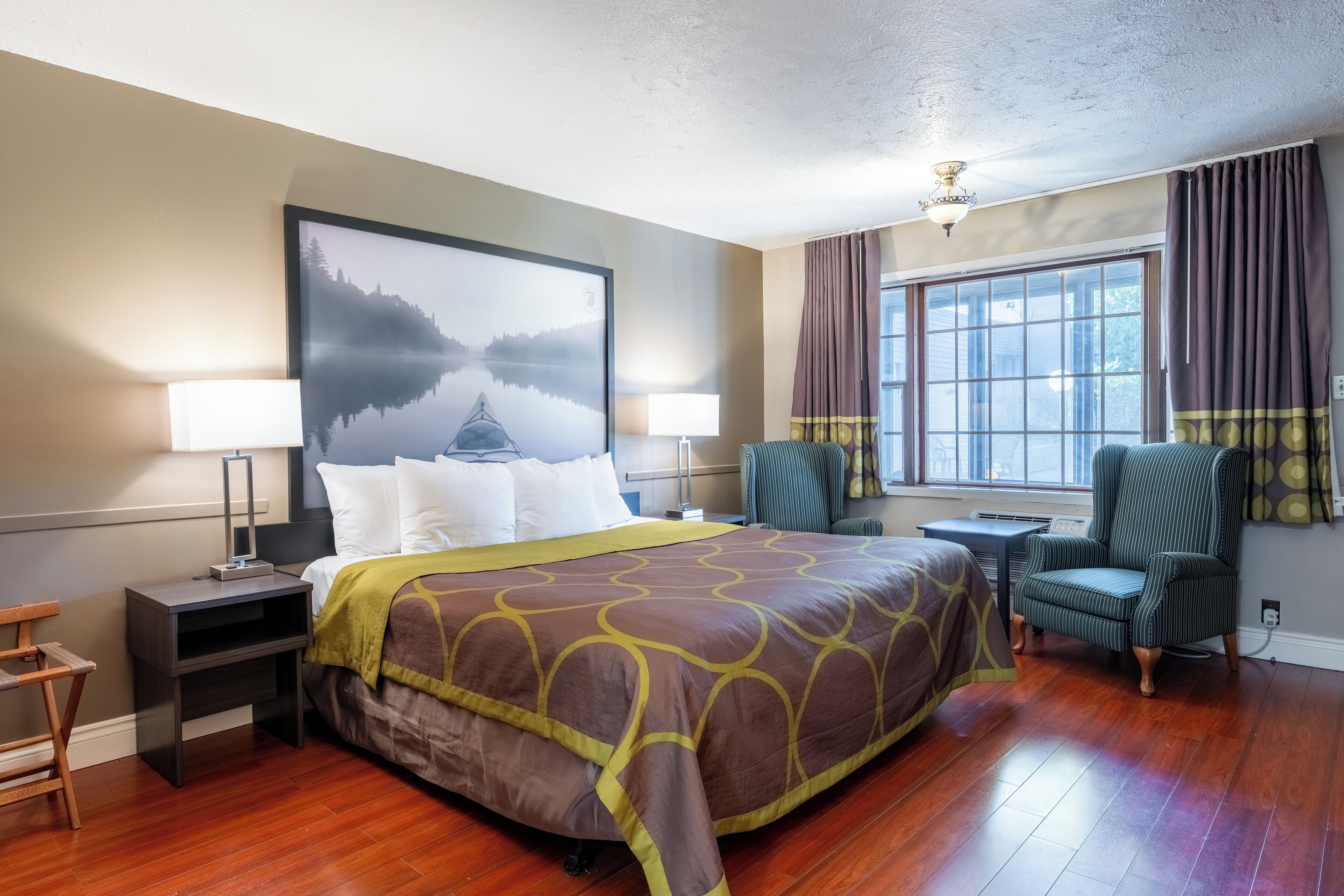 行政套房, 1 张特大床, 无烟房 | 办公桌、笔记本电脑工作区、遮光窗帘、熨斗/熨衣板