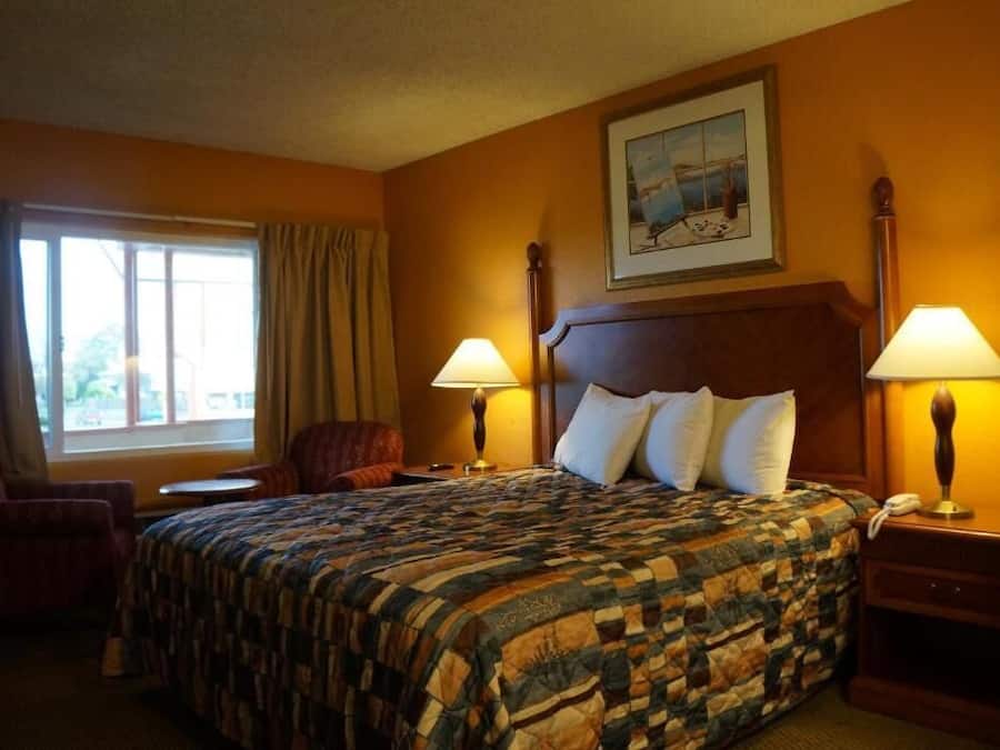 Room, 1 King Bed, Non Smoking | Free WiFi, bed sheets, alarm clocks