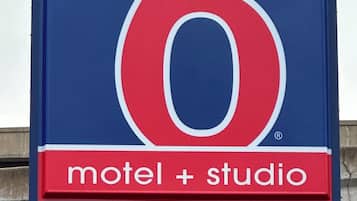 Schild für ein Motel und ein Studio mit der Nummer 6.