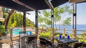 Poolside bar