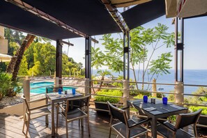 Poolside bar