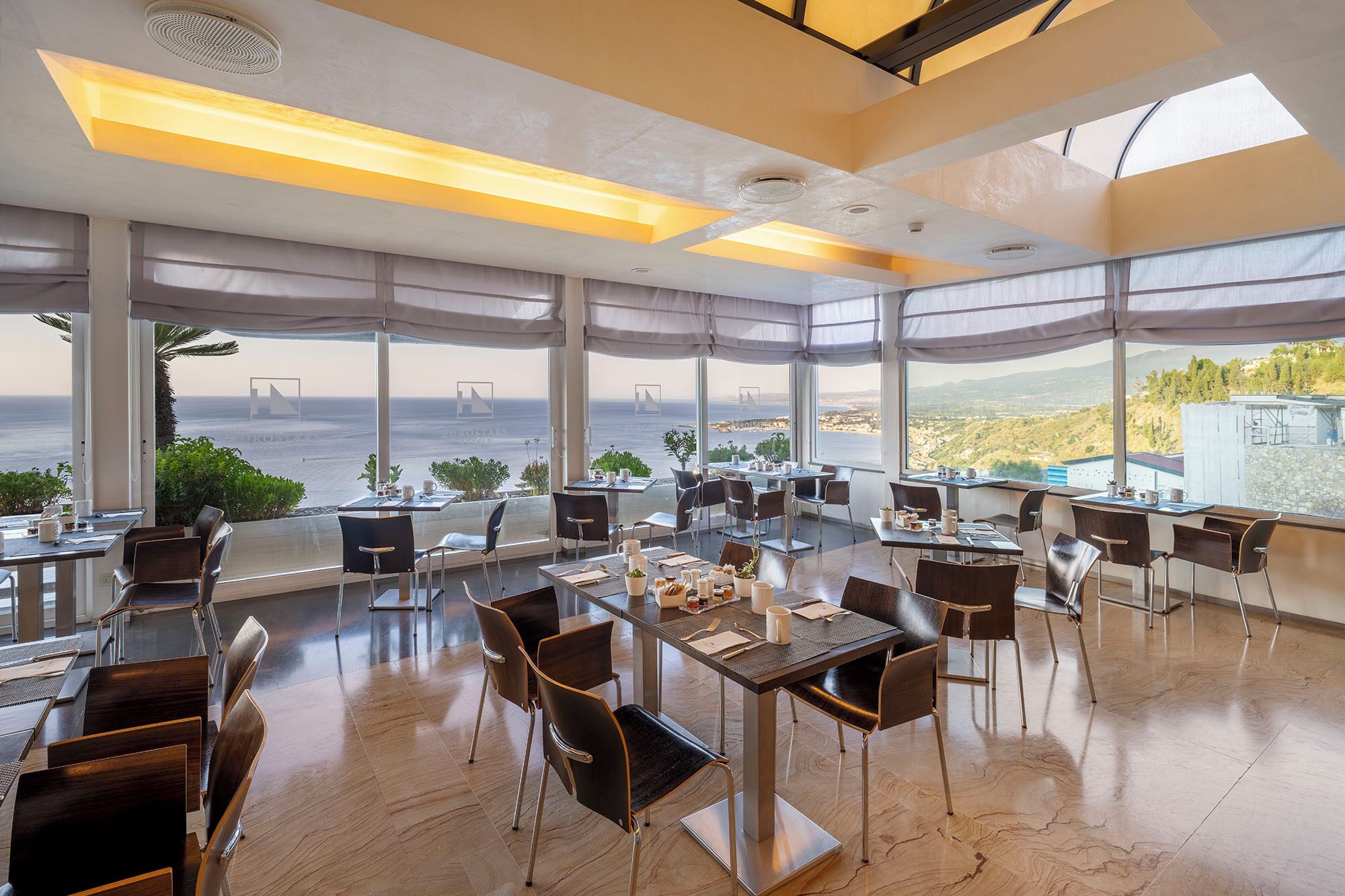 Petit déjeuner buffet (15 EUR par personne)