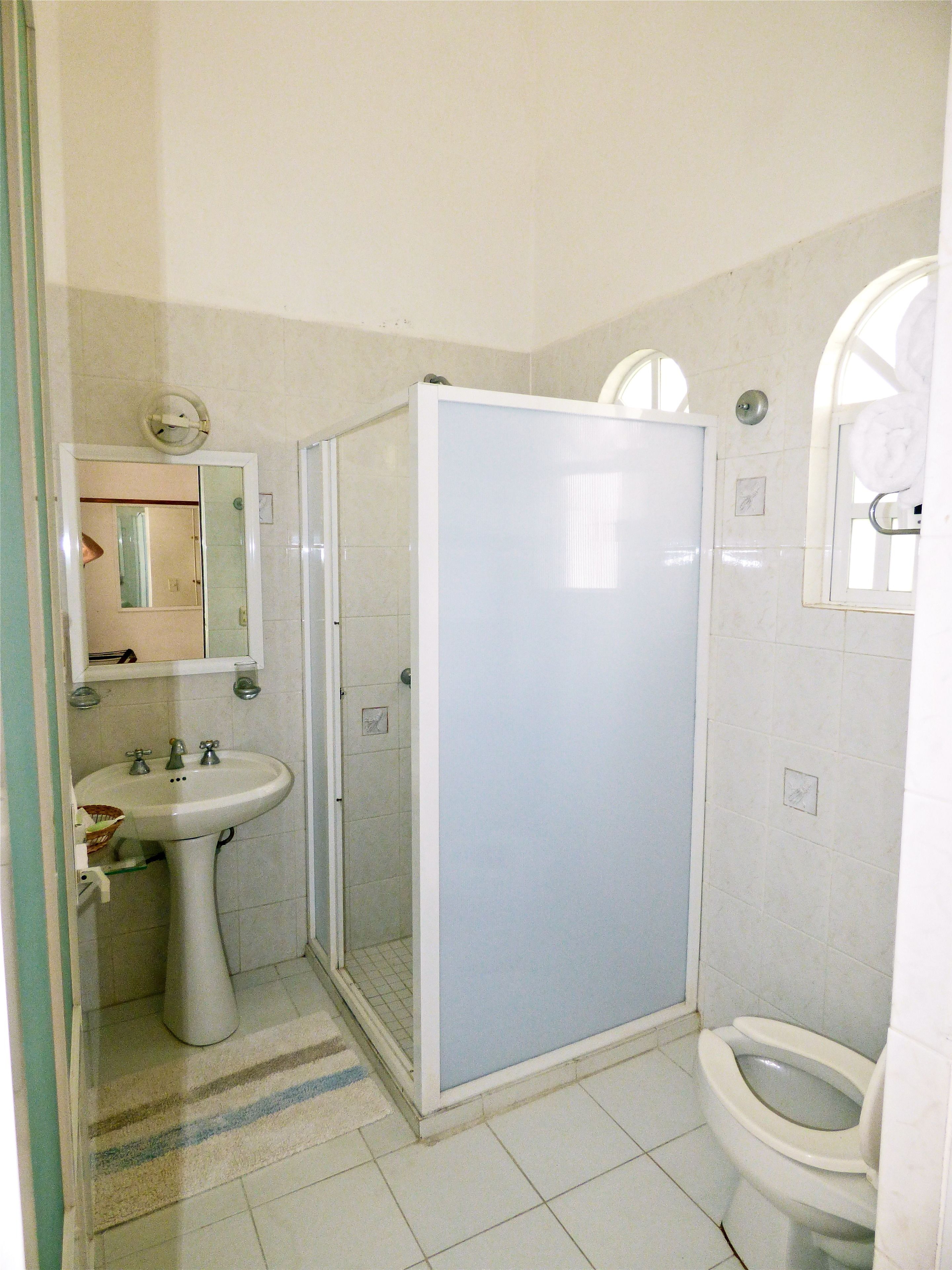 junior suite | bathroom | shower, free toiletries, towels