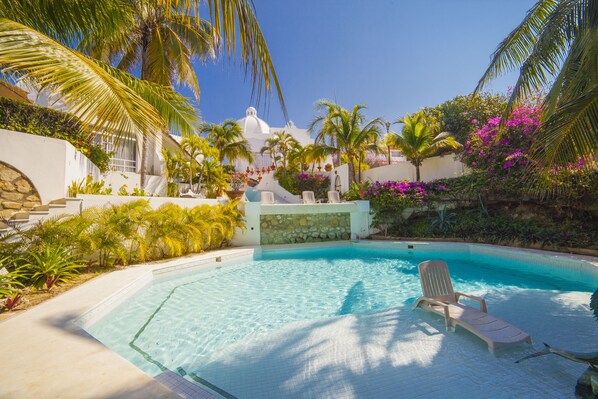 3 outdoor pools, pool loungers