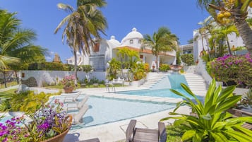 3 outdoor pools, sun loungers