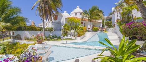 3 piscinas al aire libre, tumbonas