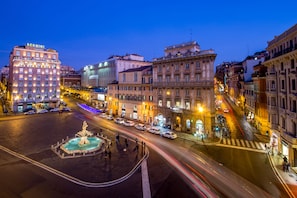 A historic square with a central fountain, surrounded by classic European architecture and a hotel named 'BERNINI'. - Albergo Ottocento (Rome)