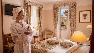 Kahden hengen deluxe-huone | Ylelliset vuodevaatteet, minibaari, tallelokero huoneessa, työpöytä