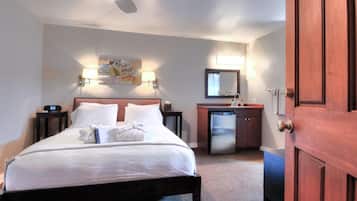Een hotelkamer met een bed, een bureau, een spiegel en een kledingkast.