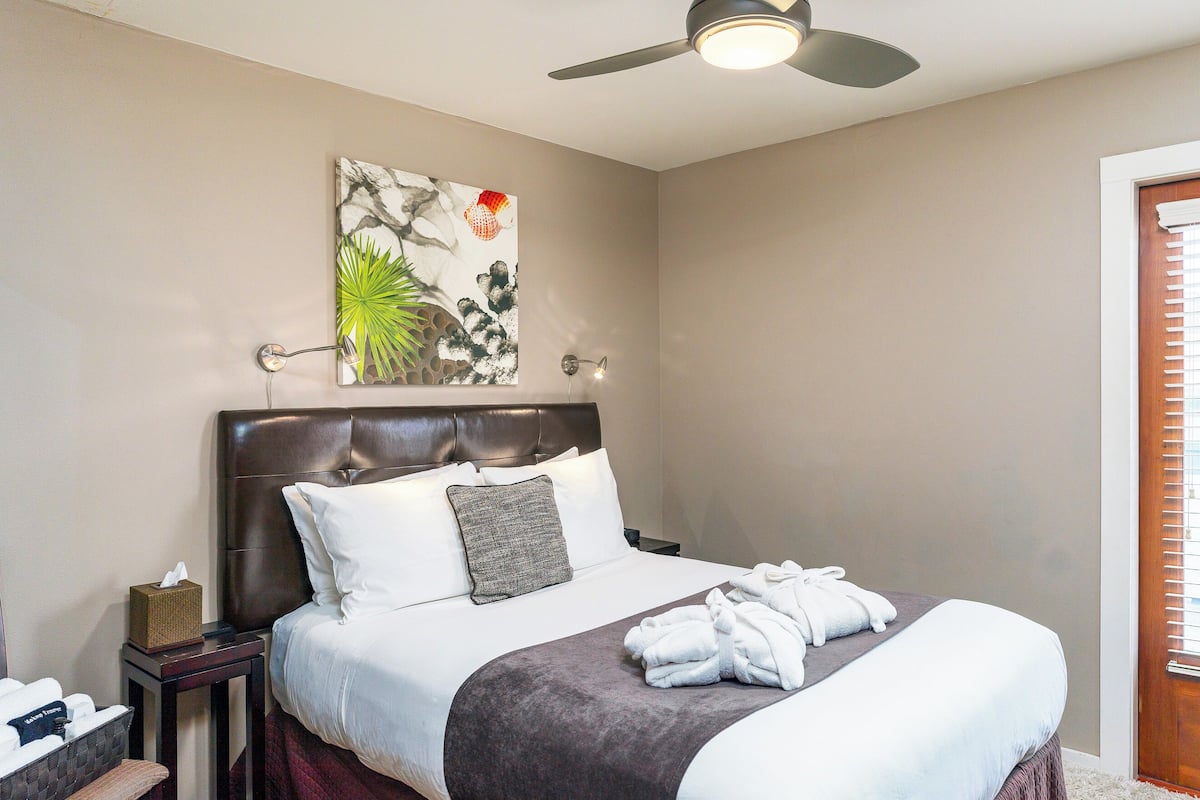 Skipjack - Shared Bathroom | Egyptian cotton sheets, premium bedding, individually decorated