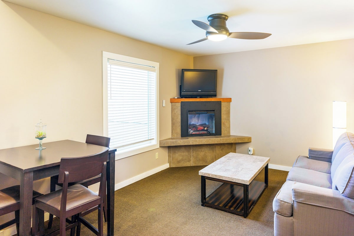 Bainbridge | Living area | Flat-screen TV