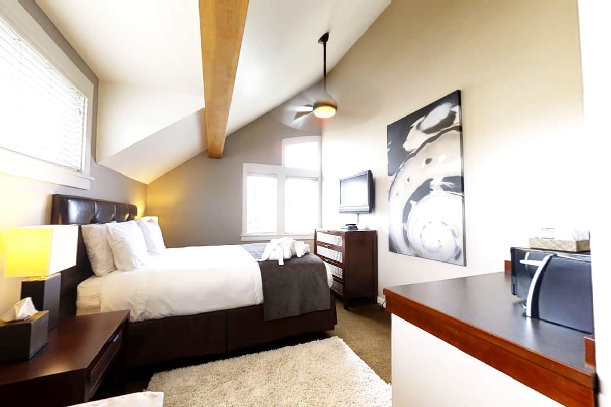 Sucia - Shared Bathroom | Egyptian cotton sheets, premium bedding, individually decorated