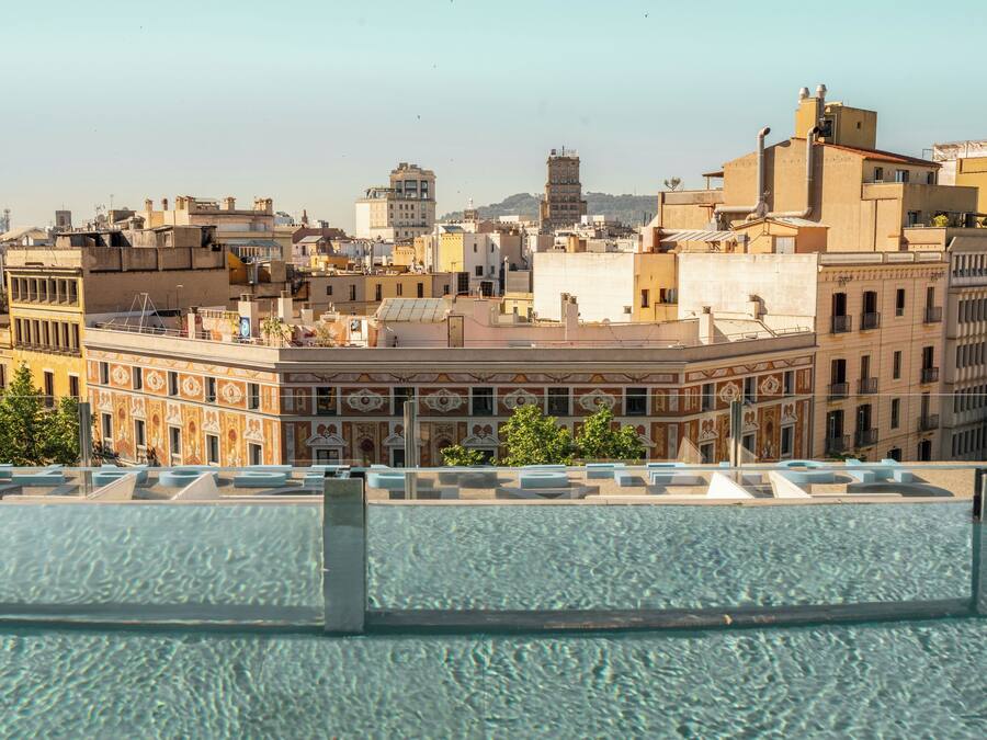 Una piscina al aire libre, tumbonas