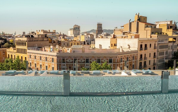 Outdoor pool, sun loungers - Catalonia Eixample 1864 (Barcelona)