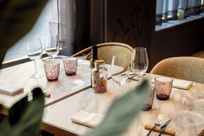 供應午餐和晚餐，地中海料理