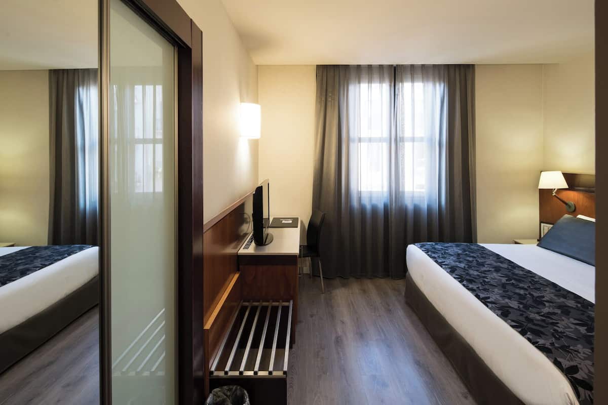 Frigobar, cofres nos quartos, escrivaninha, quartos à prova de som